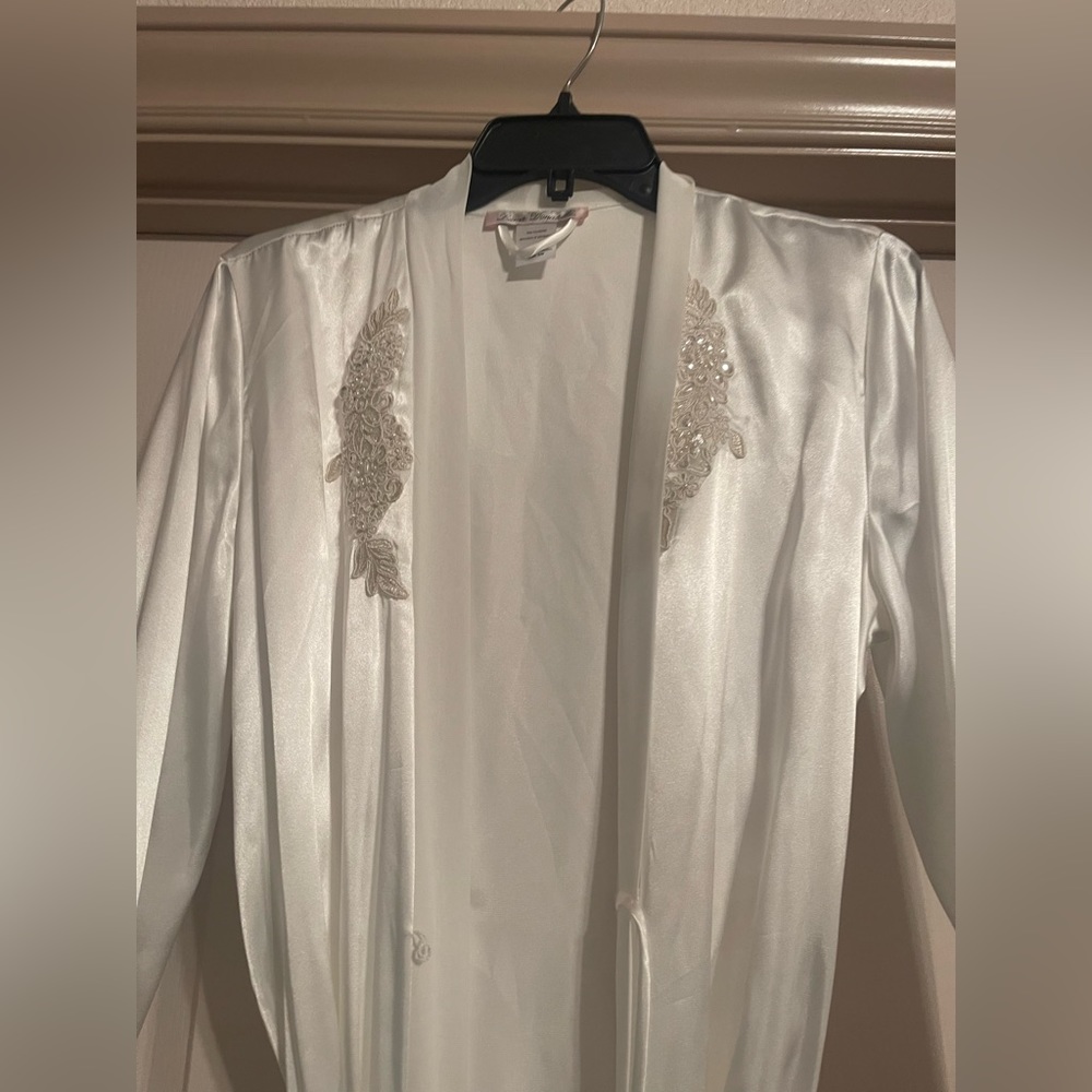 White wedding lingerie and robe - Picture 8 of 11